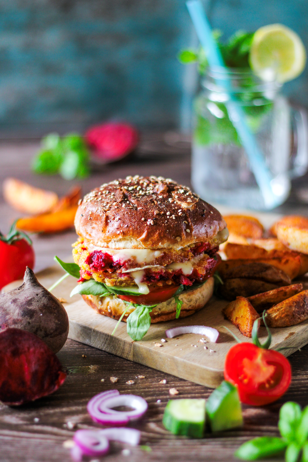 Foodfotografie-Beispiel eines Hamburgers mit Kartoffelwidges und Zutaten