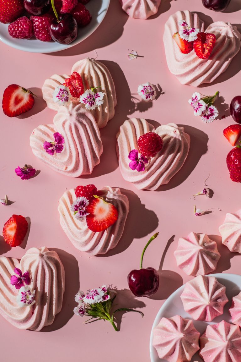 Baiser-Herzen und Tupfen mit Beeren