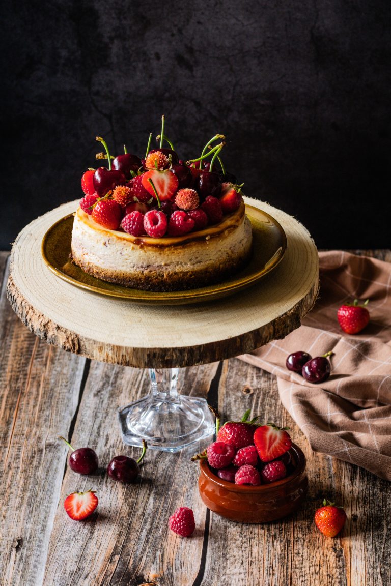 Käsekuchen mit Erdbeeren, Kirschen und Himbeeren