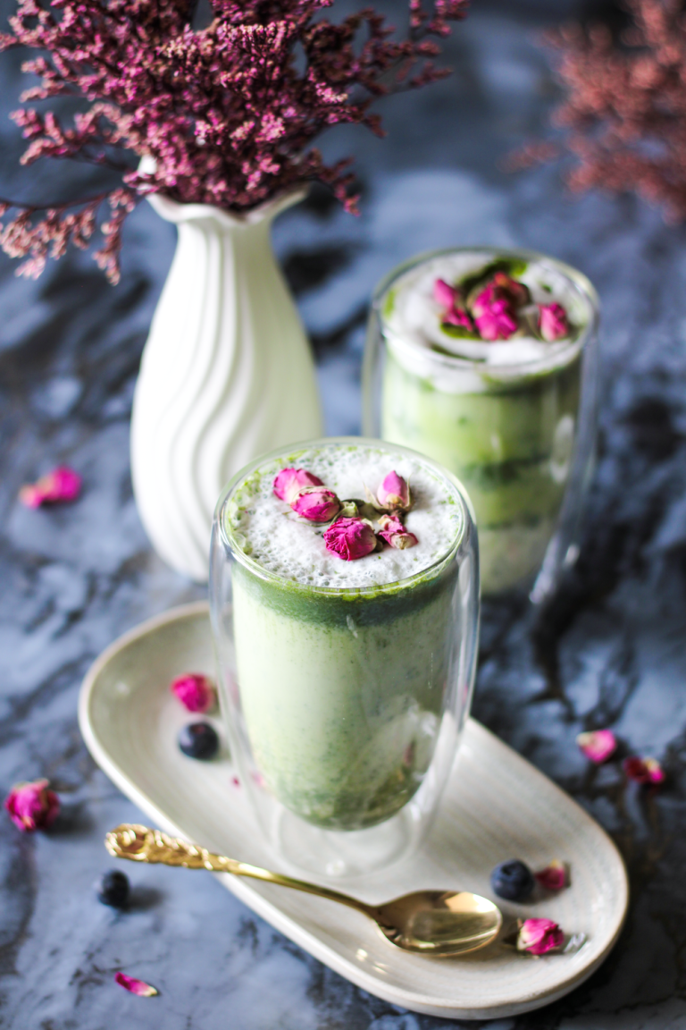 Matcha Latte mit Rosenblüten