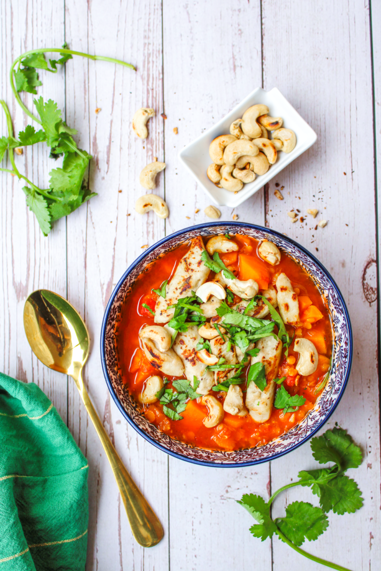 Rotes Linsencurry mit Cashewnüssen und Koriander