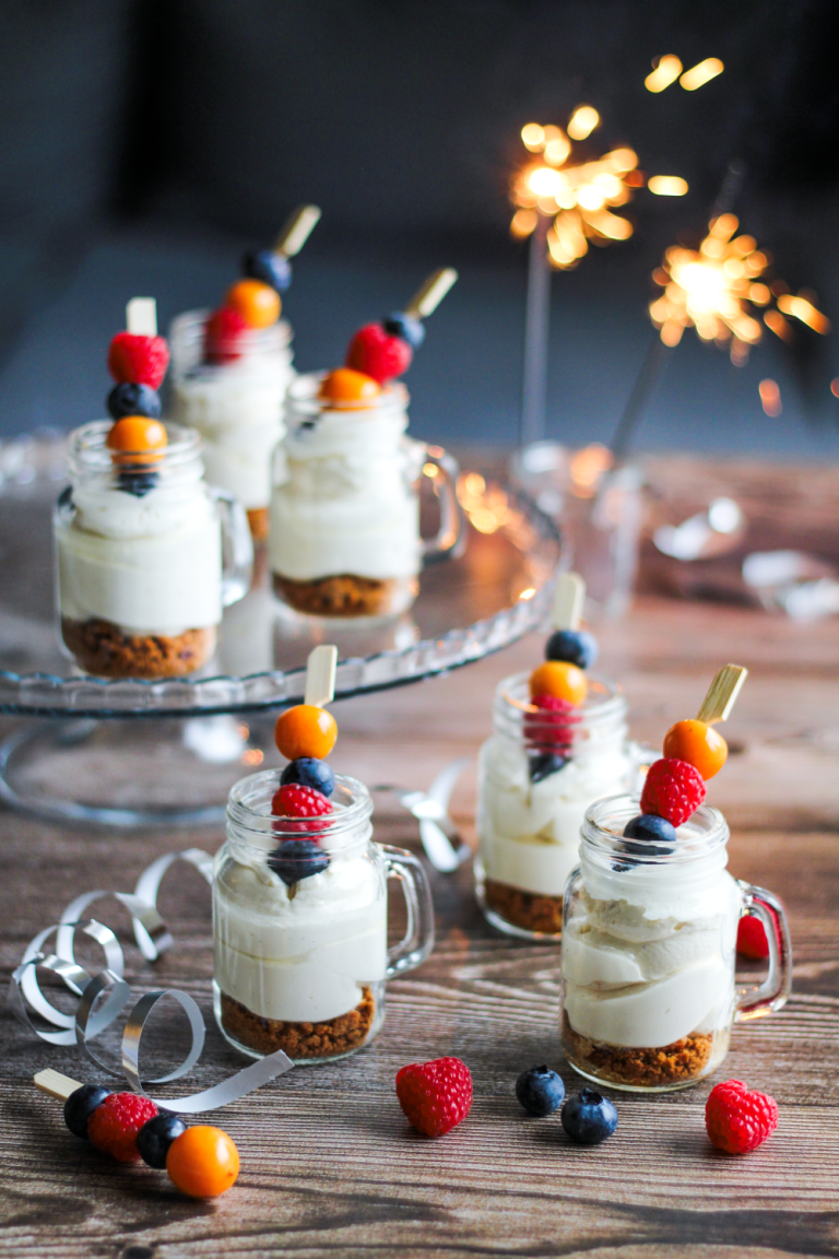 Cheesecake-Dessert mit Beeren im Glas zu Silvester