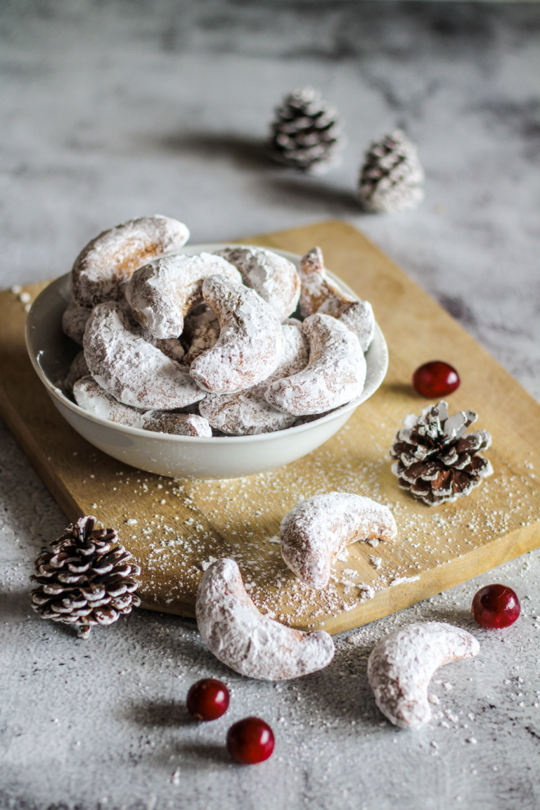 Weihnachtliche Spekulatius-Kipferl mit Puderzucker und Cranberries