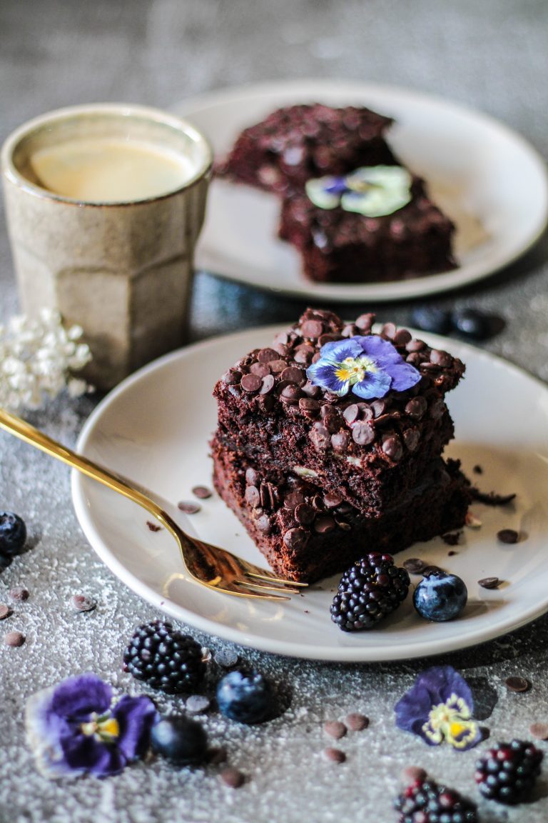 Zucchini-Brownies mit Blüten und Kaffee