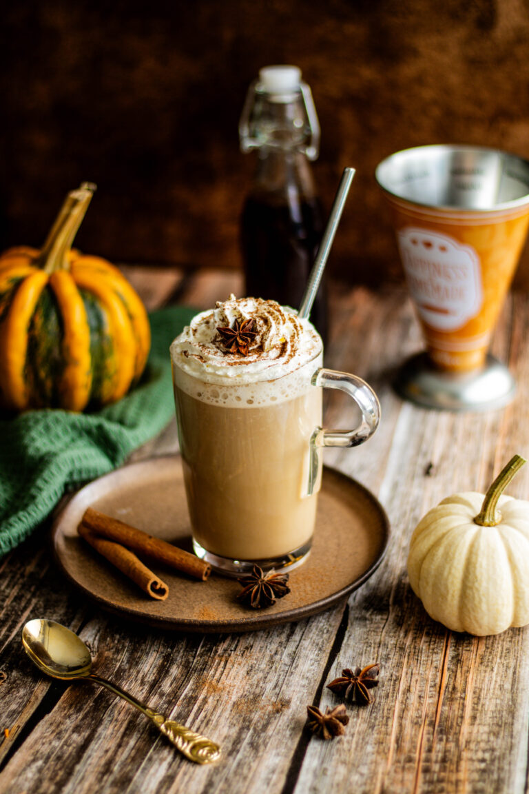 Pumpkin Spice Latte mit Sahnehaube, Zimt und Kürbisdeko